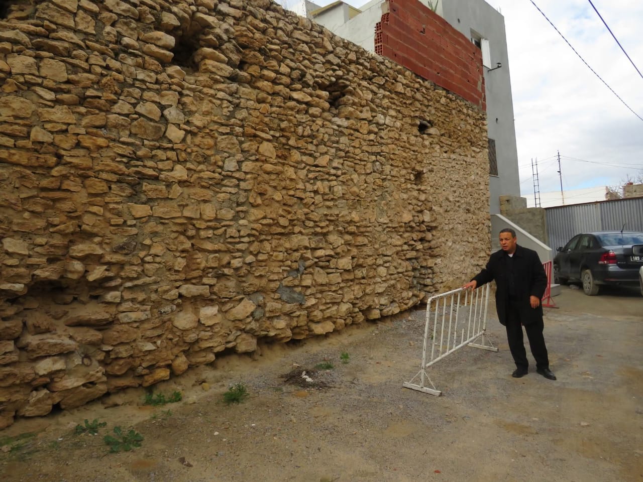 القلعة الكبرى.. تركيز حواجز حديدية بمحيط البناءات المتهالكة